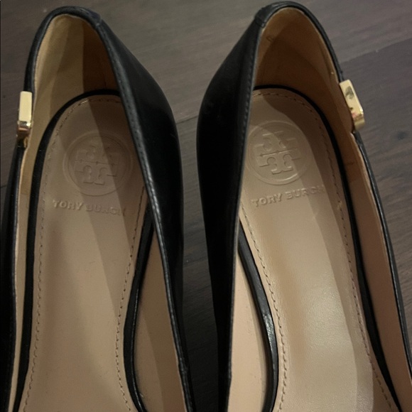 Tory Burch Elegant Black Leather Pointed Toe Heels - Picture 2 of 4